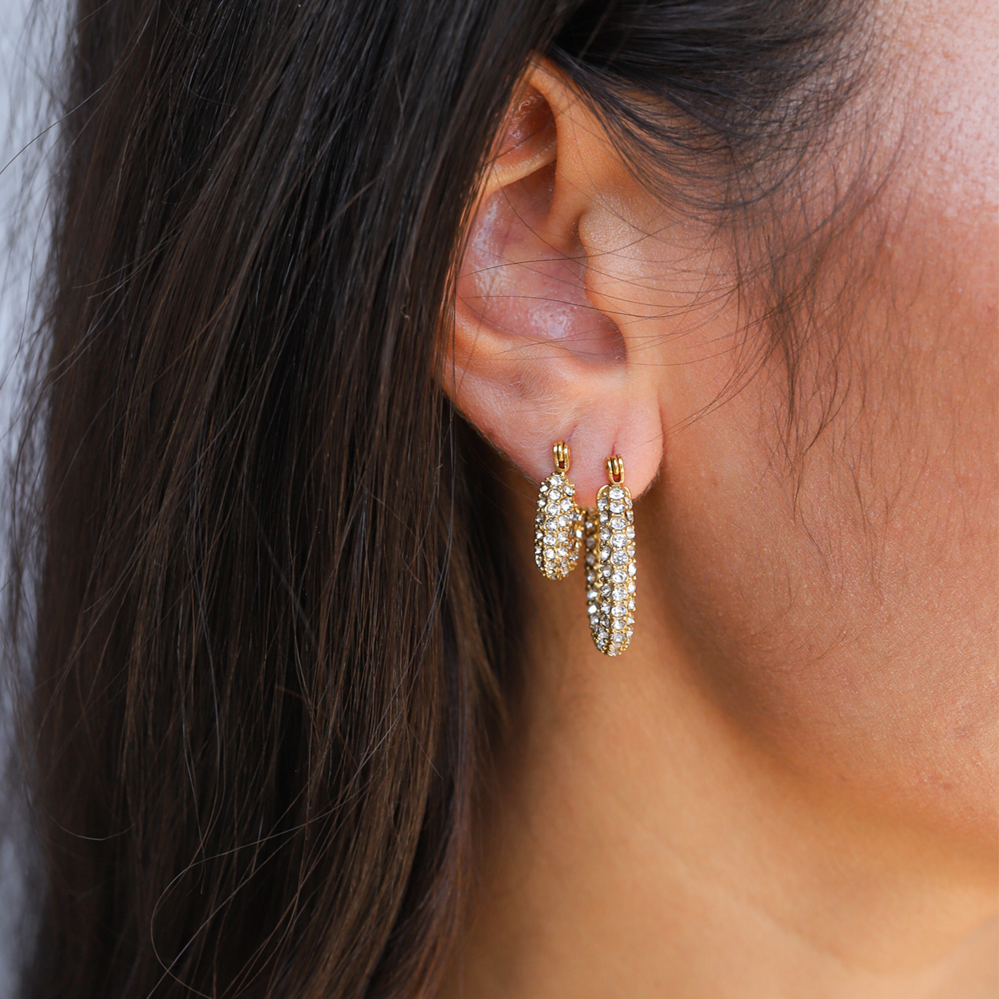 Goudkleurige Strass Hoops – Luxe Oorbellen met Kristallen