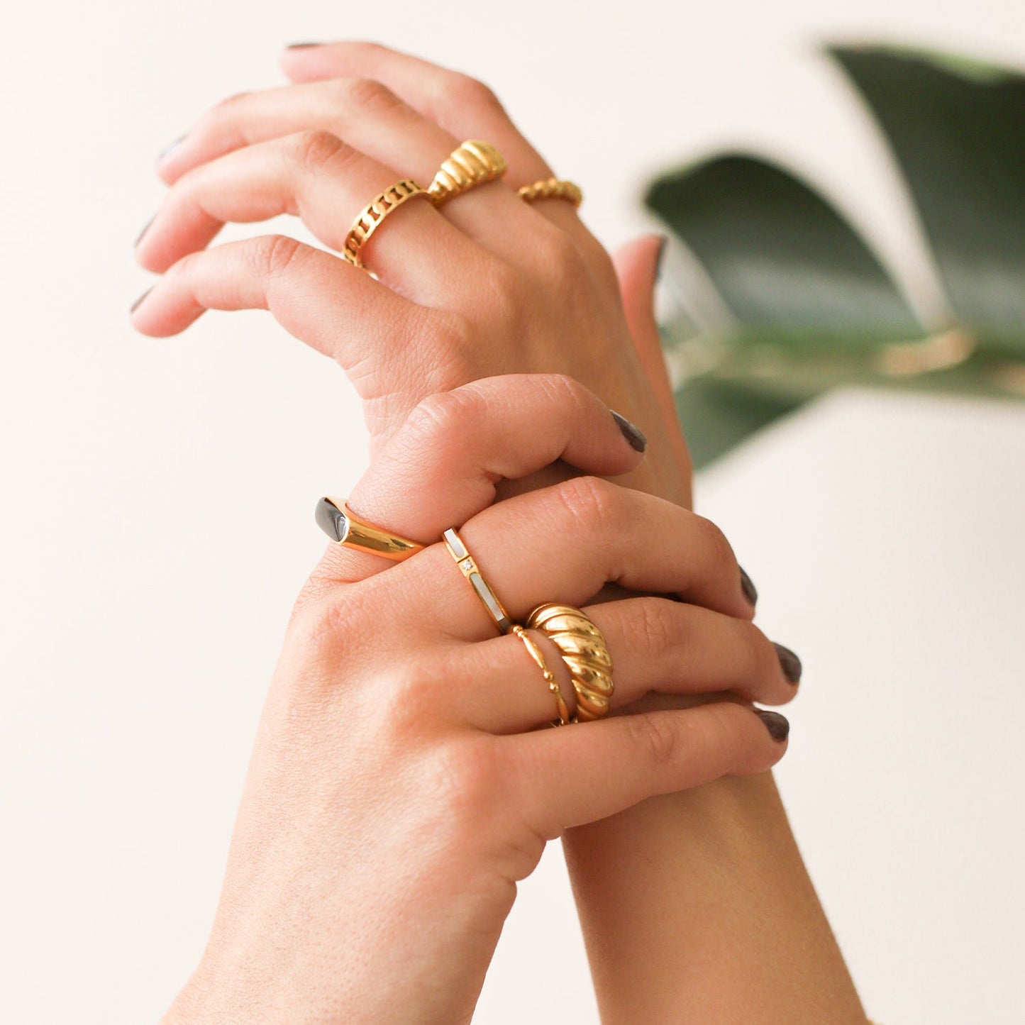 Goudkleurige Gedraaide Chunky Ring – Statement Croissant - Glanzend & Tijdloos