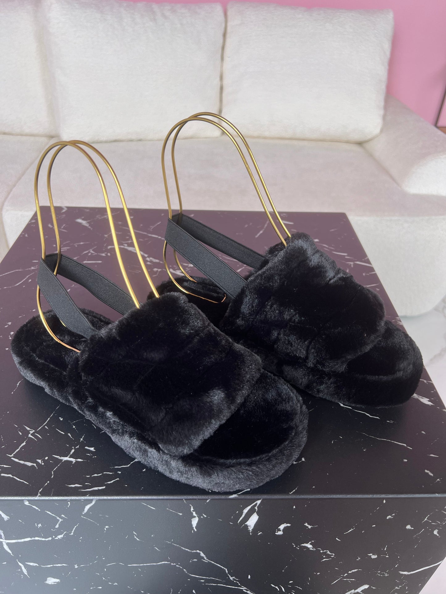 Dames Pantoffels Zwart – Fluffy Slippers met Zachte Bontvoering en Comfortabele Zool