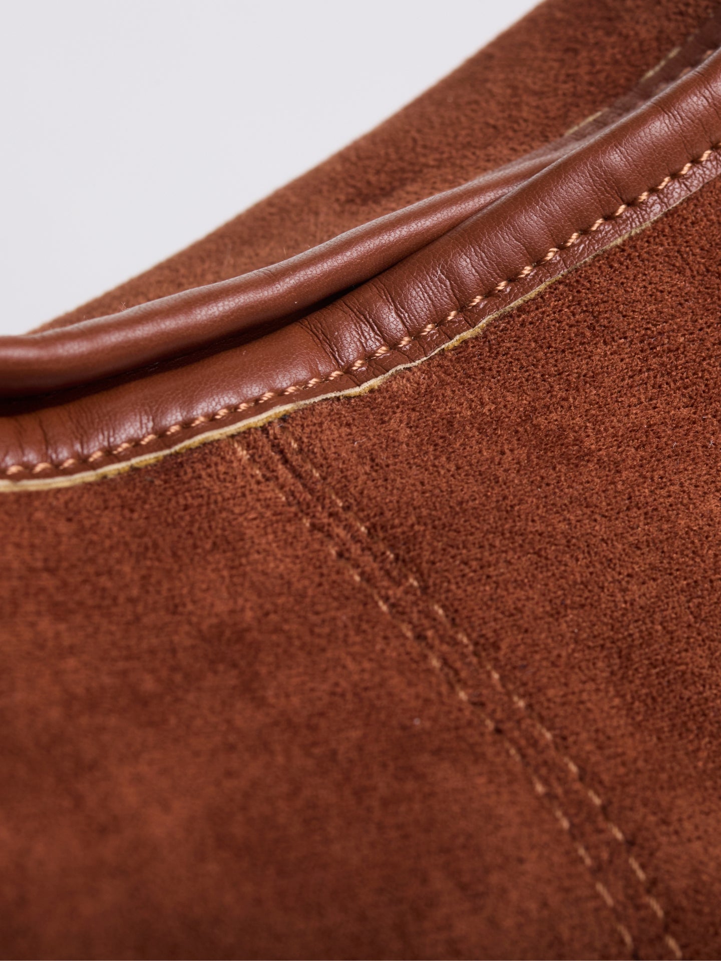 Zwarte Suède Schoudertas – Minimalistisch & Ruim Design