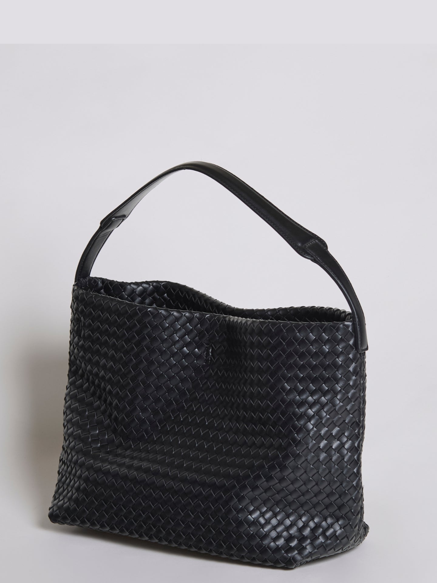 Liorra Vegan Leren Geweven Hobo Schoudertas Zwart – Stijlvol & Ruim