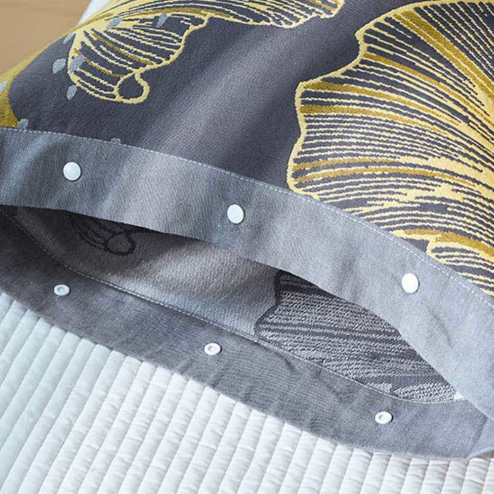 Sierkussensloop met Ginkgo Blad – Luxe Grijs Geel Design