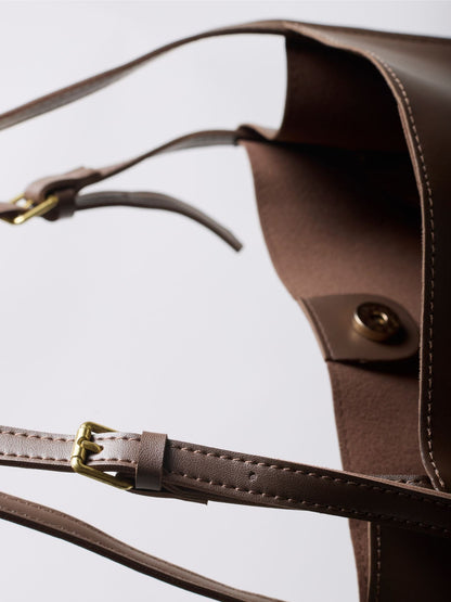 Minimalistische Leren Schoudertas – Zwart & Bruin – Ruime & Stijlvolle Dames Handtas