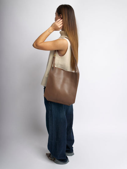 Minimalistische Leren Schoudertas – Zwart & Bruin – Ruime & Stijlvolle Dames Handtas