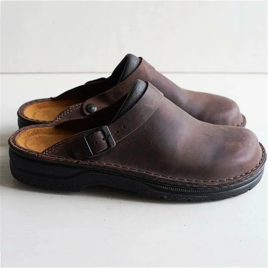 Heren Leren Instappers – Comfortabele Clogs met Verstelbare Band in Bruin, Zwart & Camel