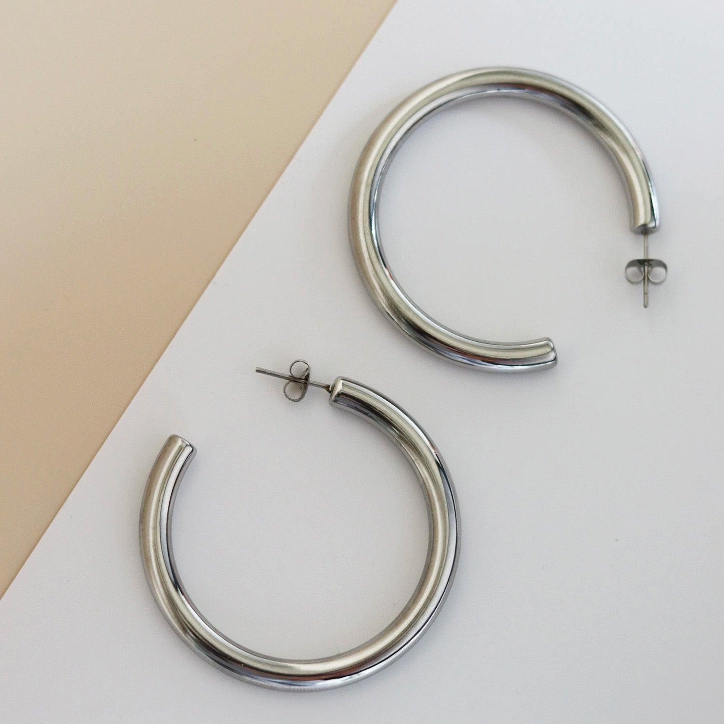 Goudkleurige Hoop Oorbel – Klassiek & Glanzend Statement Sieraad