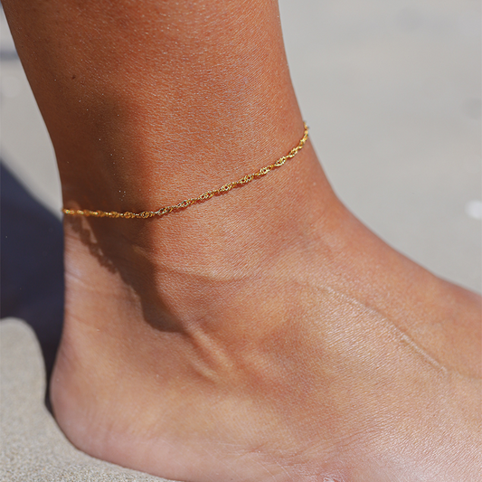 Fijne Goudkleurige Enkelband – Minimalistisch & Waterbestendig Sieraad