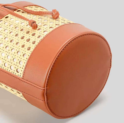 Bucket Bag van Riet en Kunstleer – Stijlvolle Handtas met Schouderriem