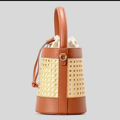 Bucket Bag van Riet en Kunstleer – Stijlvolle Handtas met Schouderriem