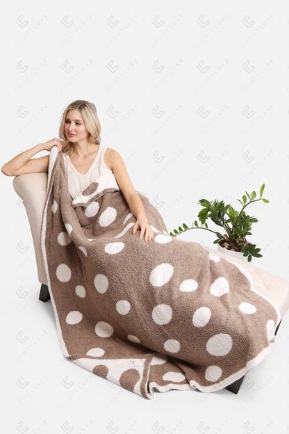 Polkadot Luxe Fleece Deken – Zachte Woonplaid in Blauw of Koffiebruin