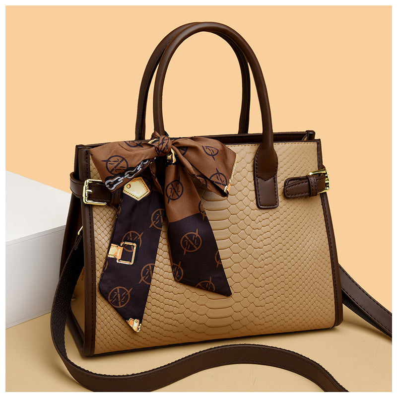 Chique Beige Handtas met Sjaaldetail – Luxe Slangenstructuur