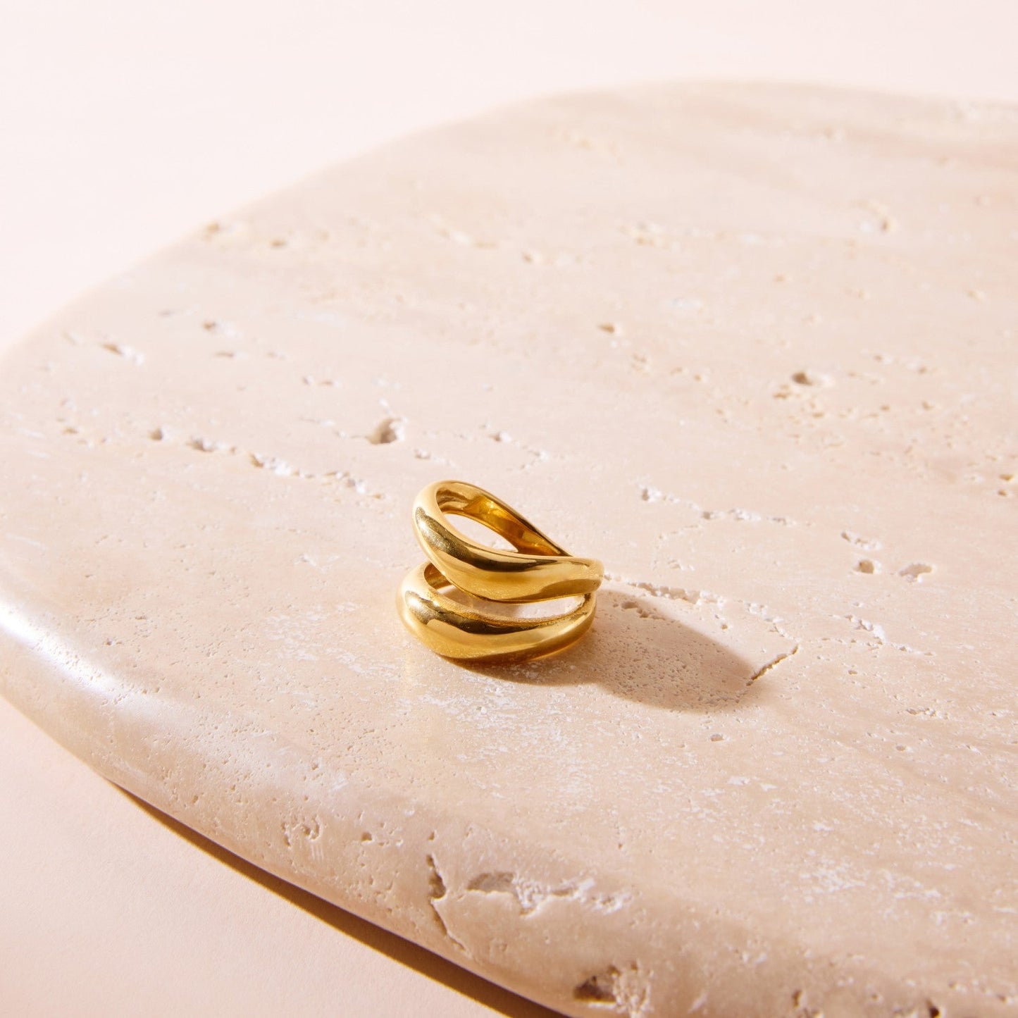 Goudkleurige Dubbele Bandring  – Modern & Minimalistisch Dames Sieraad