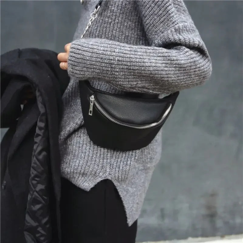 Zwarte Crossbody Heuptas met Subtiele Ketting – Minimalistisch & Stoer