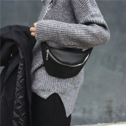Zwarte Crossbody Heuptas met Subtiele Ketting – Minimalistisch & Stoer