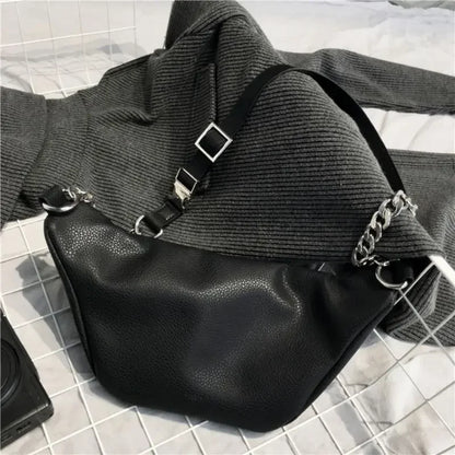 Zwarte Crossbody Heuptas met Subtiele Ketting – Minimalistisch & Stoer