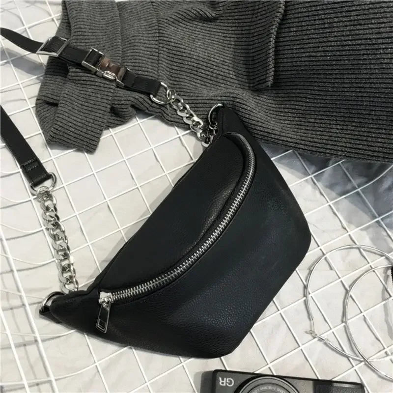 Zwarte Crossbody Heuptas met Subtiele Ketting – Minimalistisch & Stoer