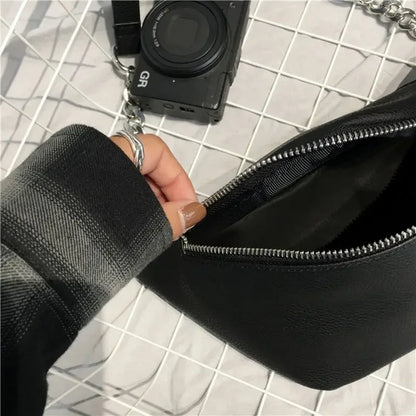 Zwarte Crossbody Heuptas met Subtiele Ketting – Minimalistisch & Stoer
