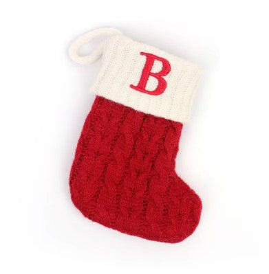Kerstsok met letter borduring – rode gebreide MerrySock decoratie met naam