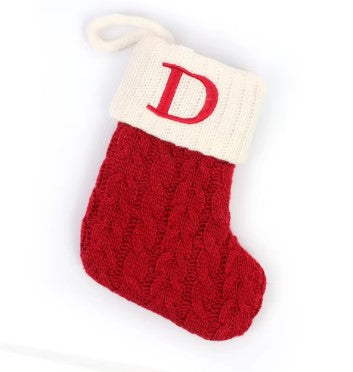 Kerstsok met letter borduring – rode gebreide MerrySock decoratie met naam