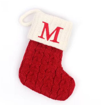 Kerstsok met letter borduring – rode gebreide MerrySock decoratie met naam