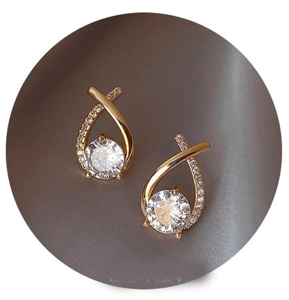Crystal Cross Oorknopjes – Tijdloze Elegantie met Kristallen