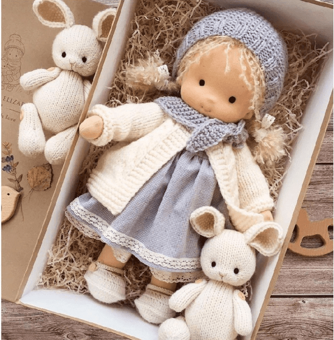 Handgemaakte Stoffen Pop – Schattige Knuffelpop met Accessoires