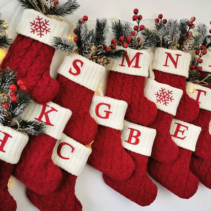 Kerstsok met letter borduring – rode gebreide MerrySock decoratie met naam