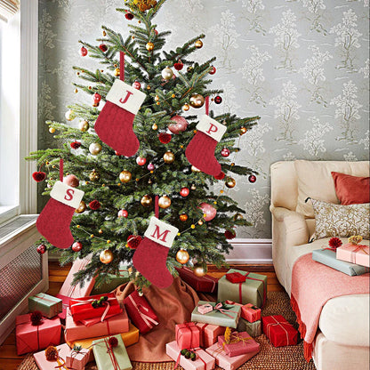 Kerstsok met letter borduring – rode gebreide MerrySock decoratie met naam