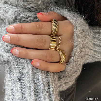 Goudkleurige Gedraaide Chunky Ring – Statement Croissant - Glanzend & Tijdloos